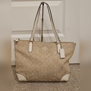 🦋 Coach Leather Monogram Shoulder Bag